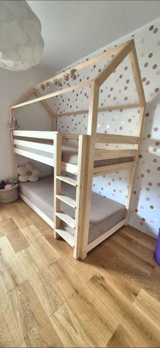 Łóżko piętrowe sosnowe „Domek” 90×200 z materacami
