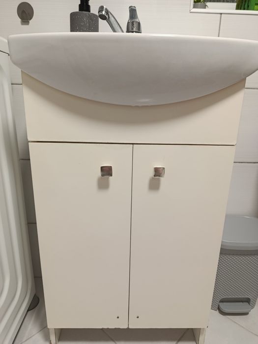 Szafka łazienkowa ze zlewem i baterią