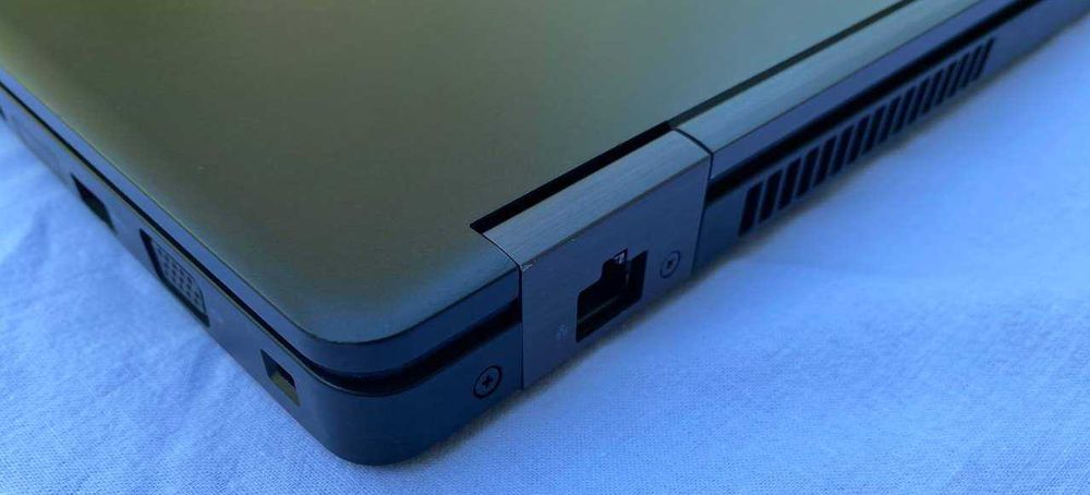 Игровой Dell Precision 3520 15.6” i7-7700HQ/8Gb/256SSD//Nvidia 2Gb