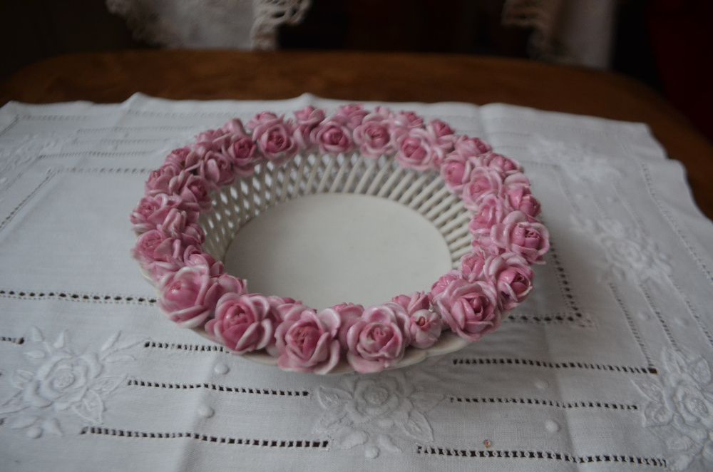 ażurowy koszyczek z wieńcem róż porcelana sygnowana Plaue