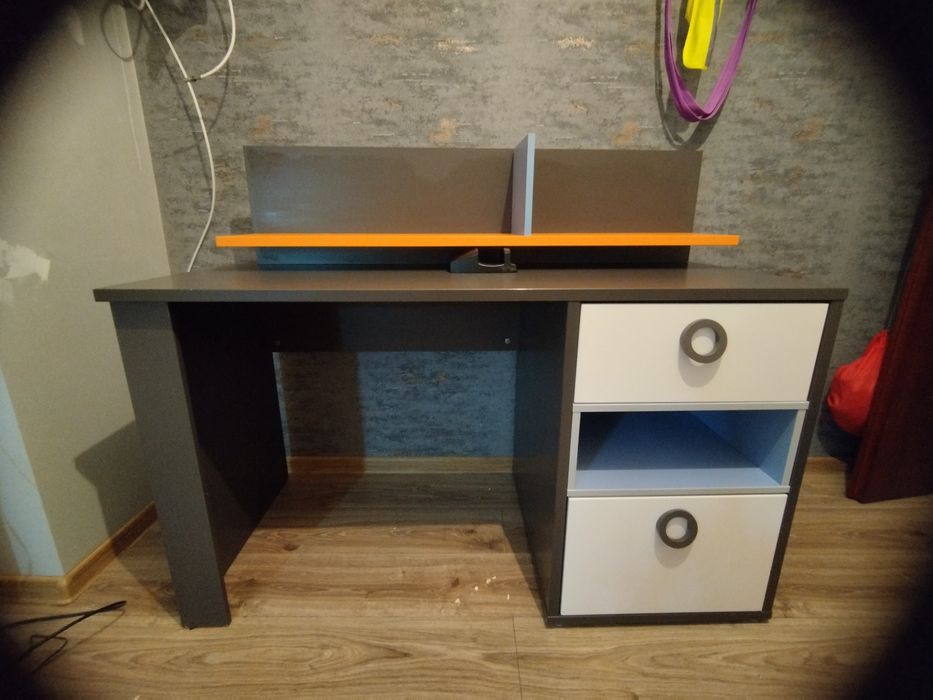 Witam sprzedam używane biurko i półkę