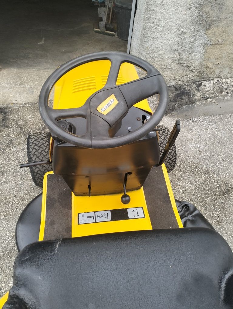 Trator corta relva