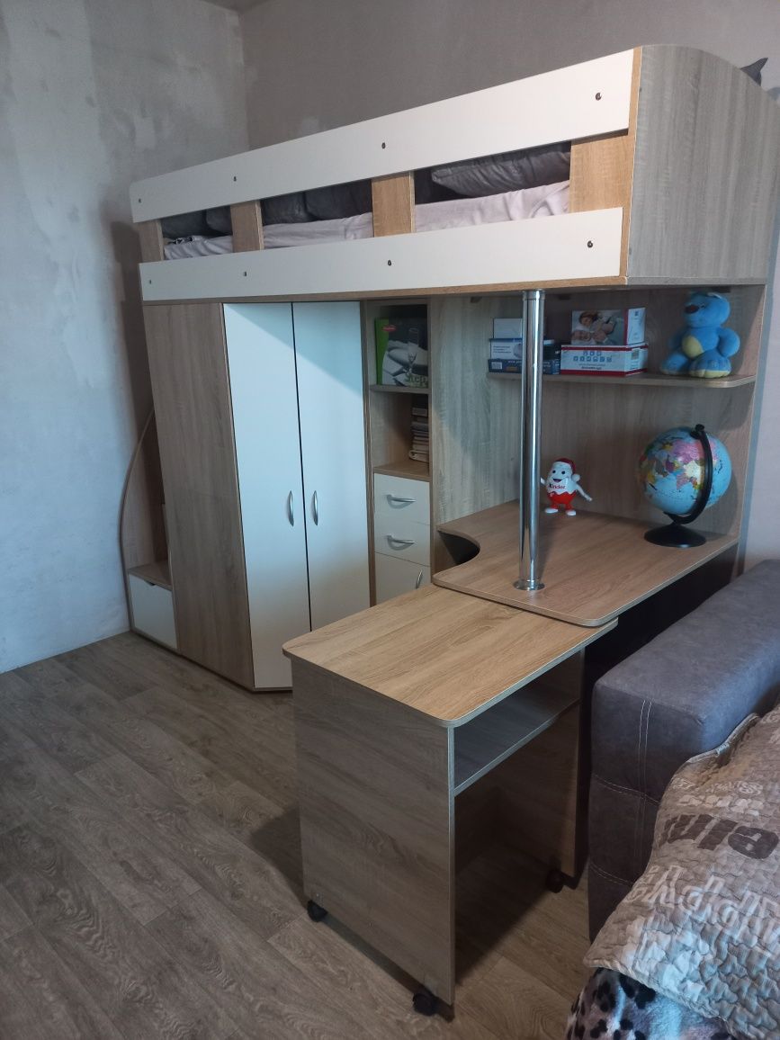Продаю кровать чердак для школьника с ортопедическим матрасом.