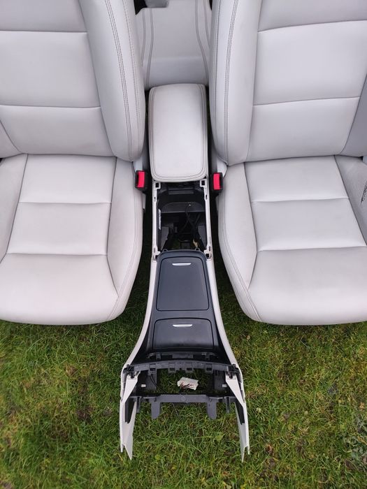 Mercedes CLA w117 fotele kierowcy pasażera kanapa oparcie białe jasne