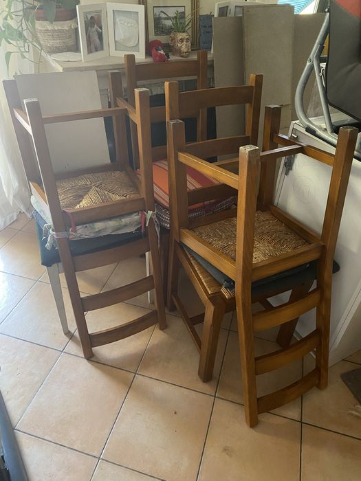 Quatro cadeiras de madeira e verga