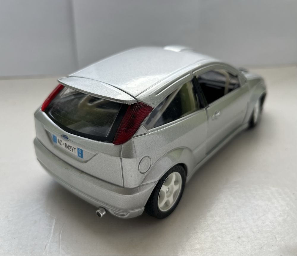 Model samochodu w skali 1:24 Ford Focus Mk1 Bburago Burago