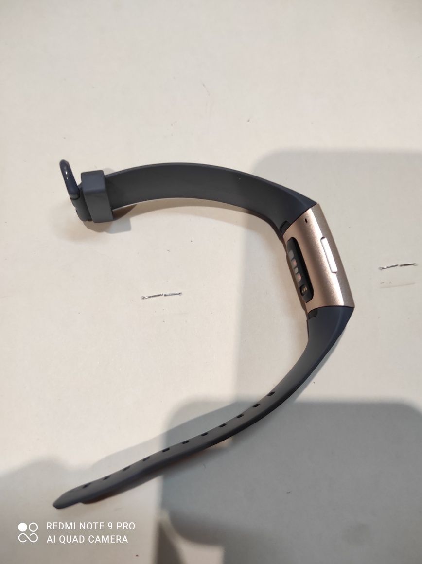 Продам Fitbit charge 3