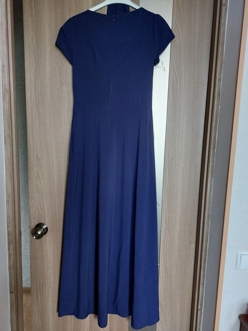 Платье нарядное 44- 46 размер