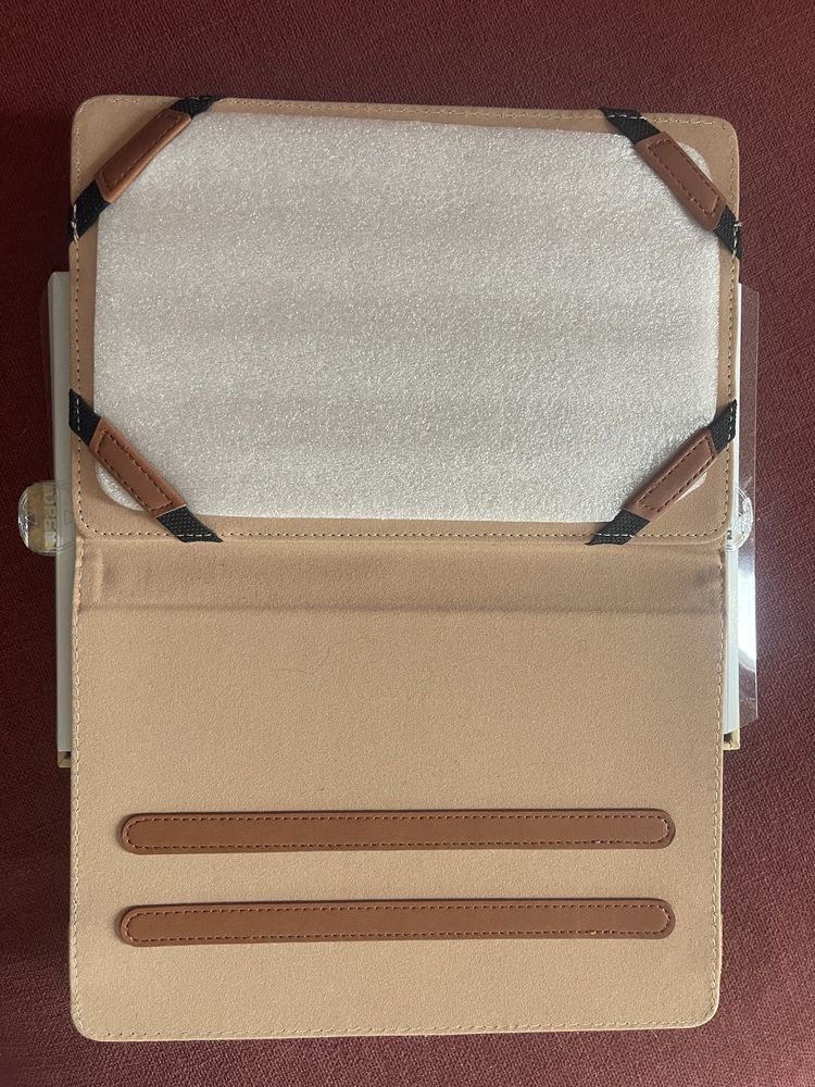 Uniwersalne etui na tablet, różne wzory