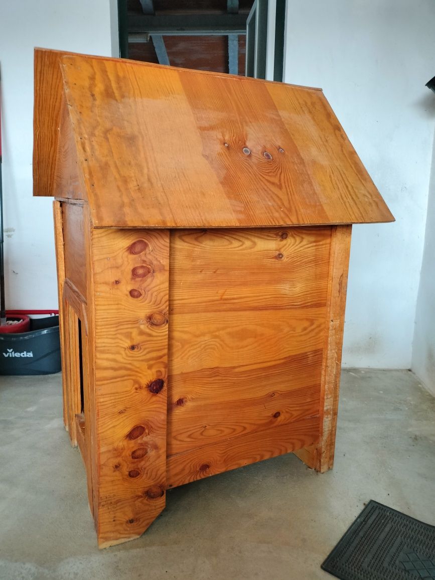 Casota de madeira impermeabilizada para cão de porte medio ou grande.