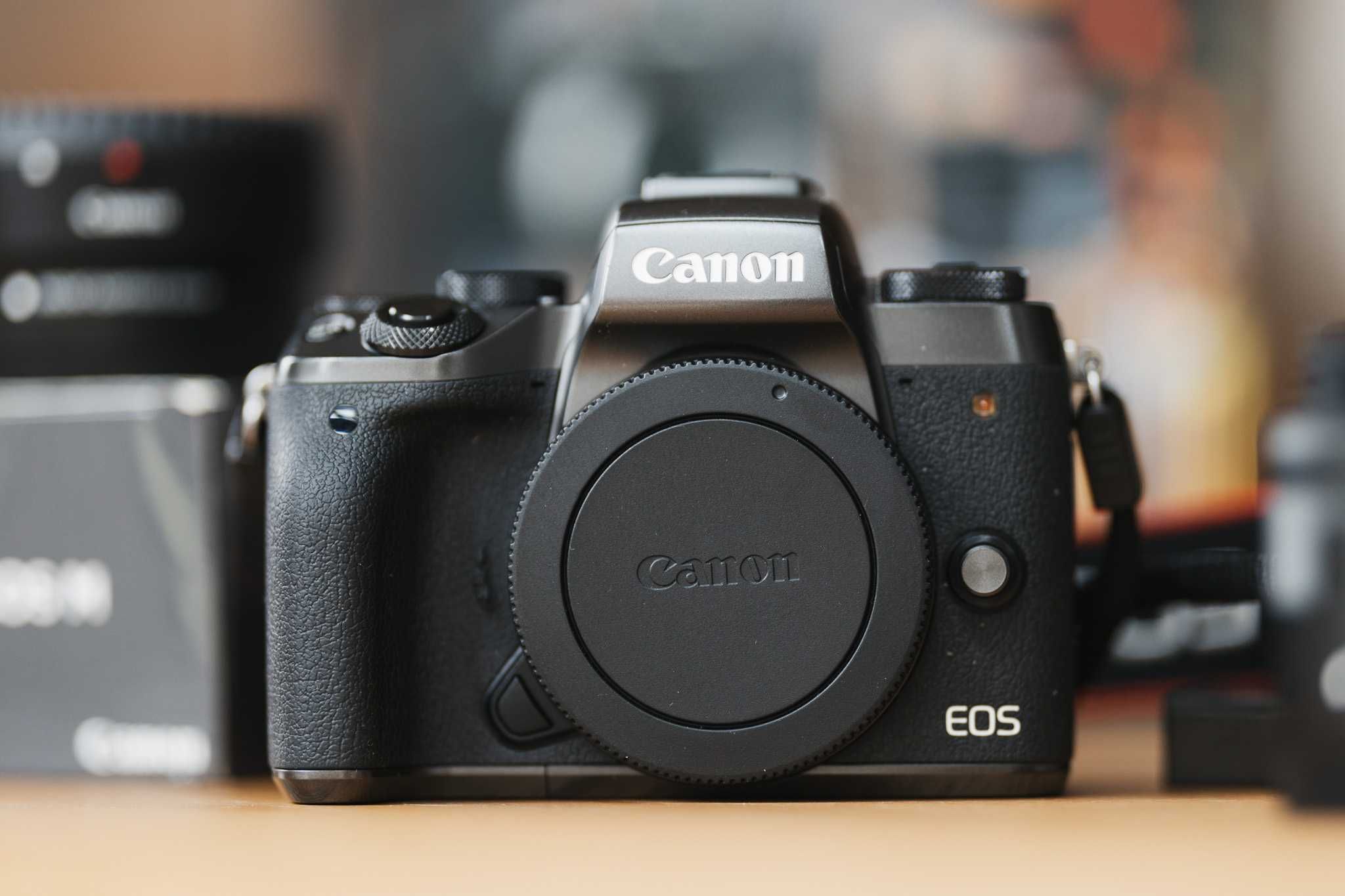 Canon EOS M5 + oryginalny zestaw: obiektyw, adapter, baterie, filtr