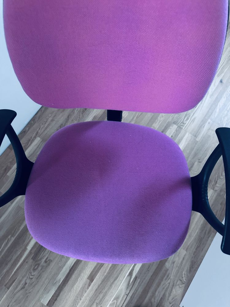 Krzesło dobrekrzesło różowe czarne kręcone obrotowe na kółkach ikea
