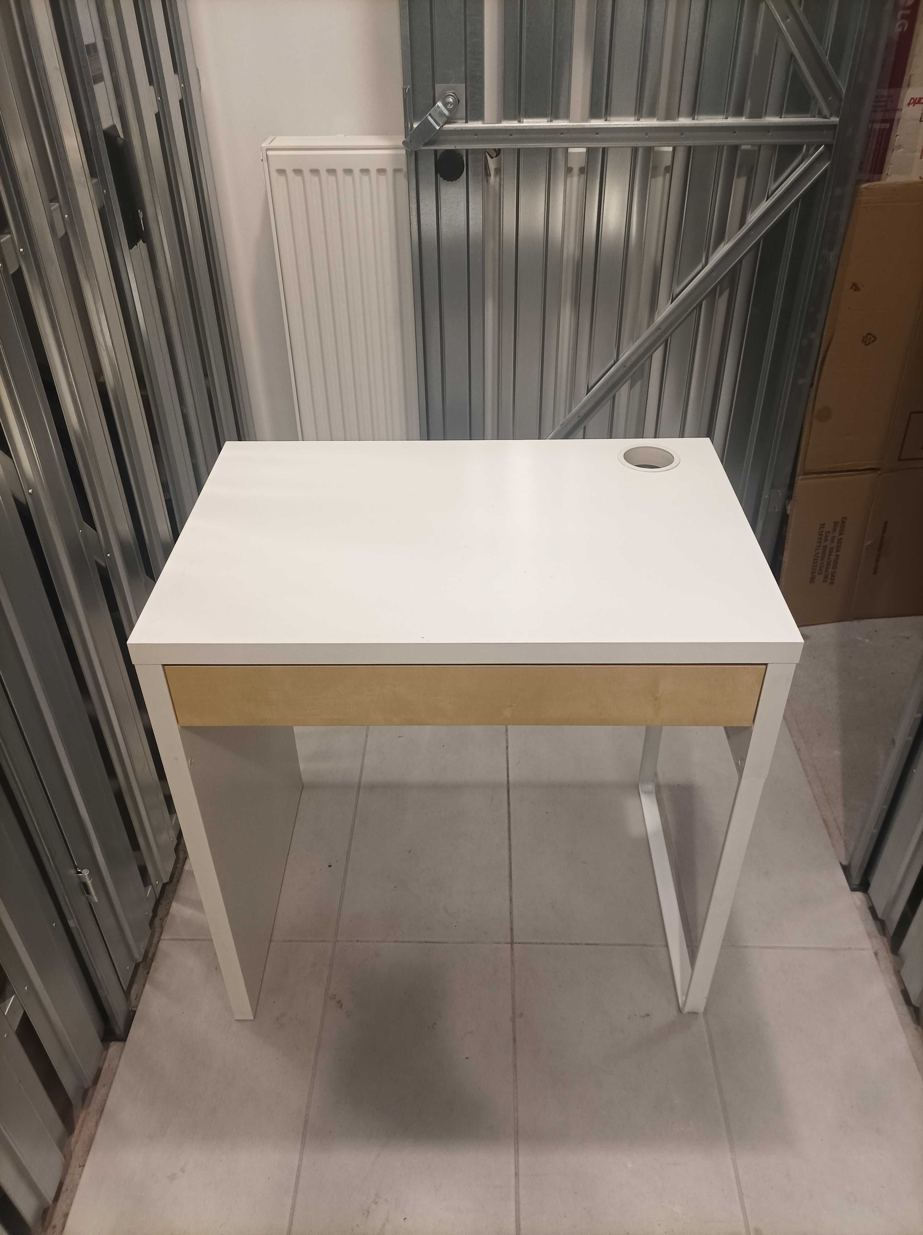 Białe biurko IKEA micke
