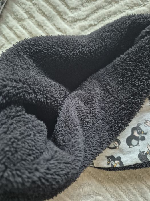 Komin i mitenki na czarnym polarze, Krecik