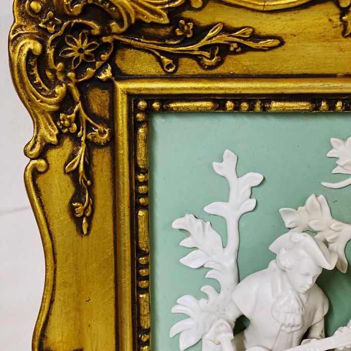 Quadro com moldura dourada e placa biscuit
