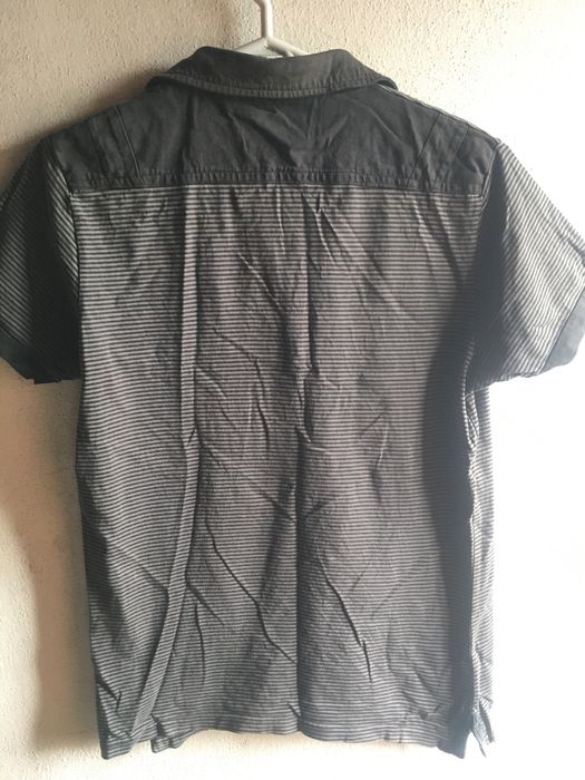 Polo cinzento e preto Pull and Bear