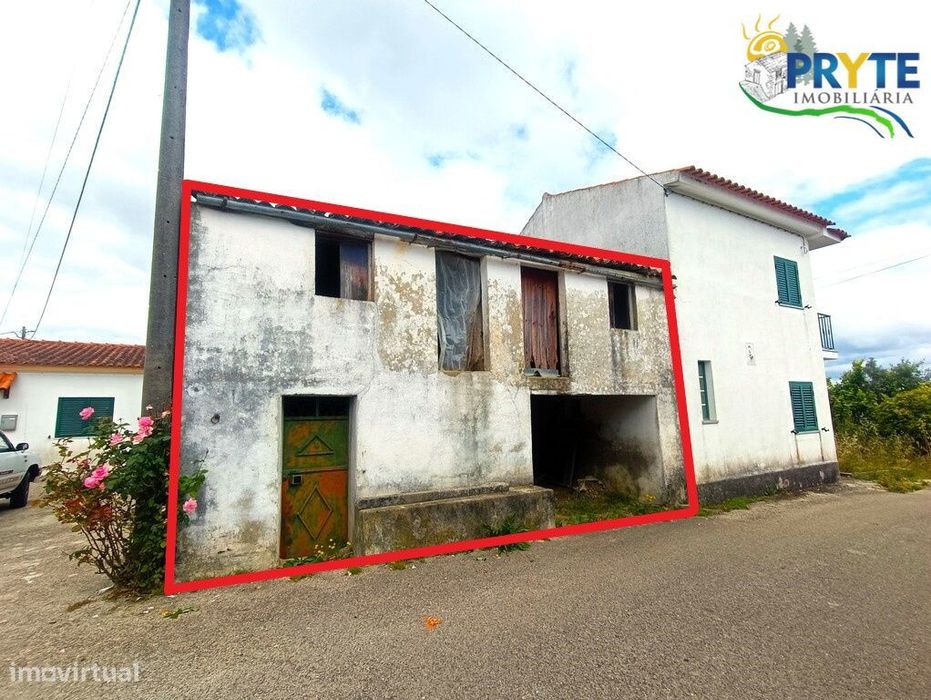 Imóvel em pedra de xisto de um piso situada em São João do Peso