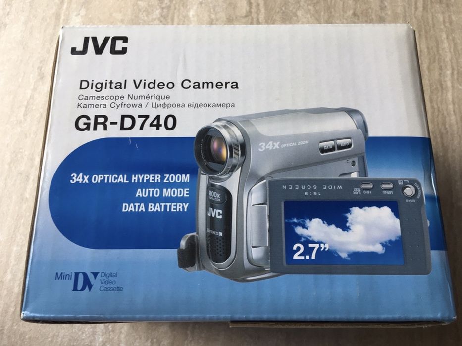 Видеокамера JVC GR-D740