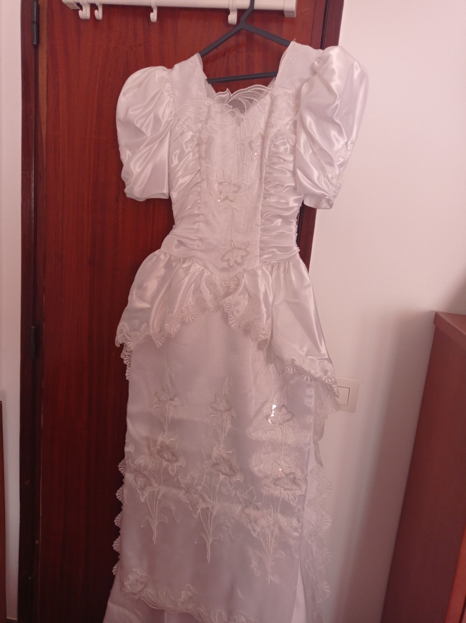 Vestido de noiva branco.
