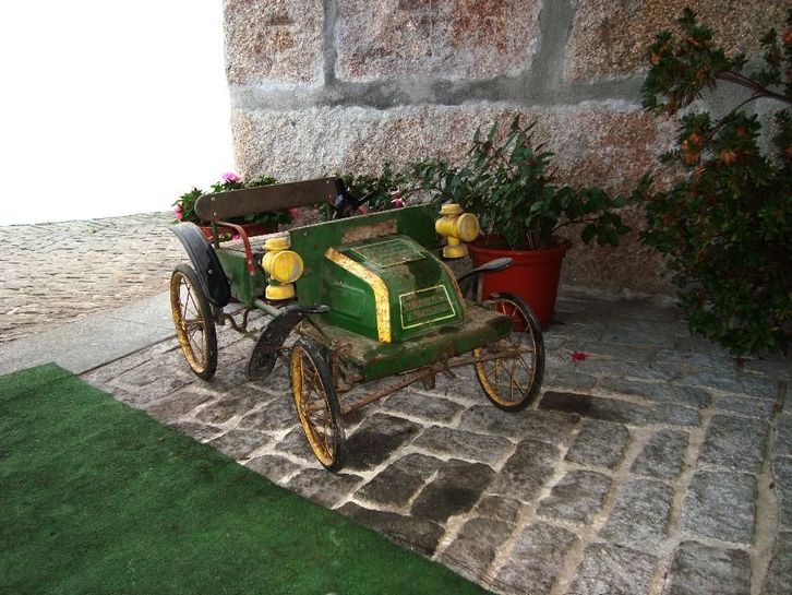 Antigo carrinho de criança a pedais