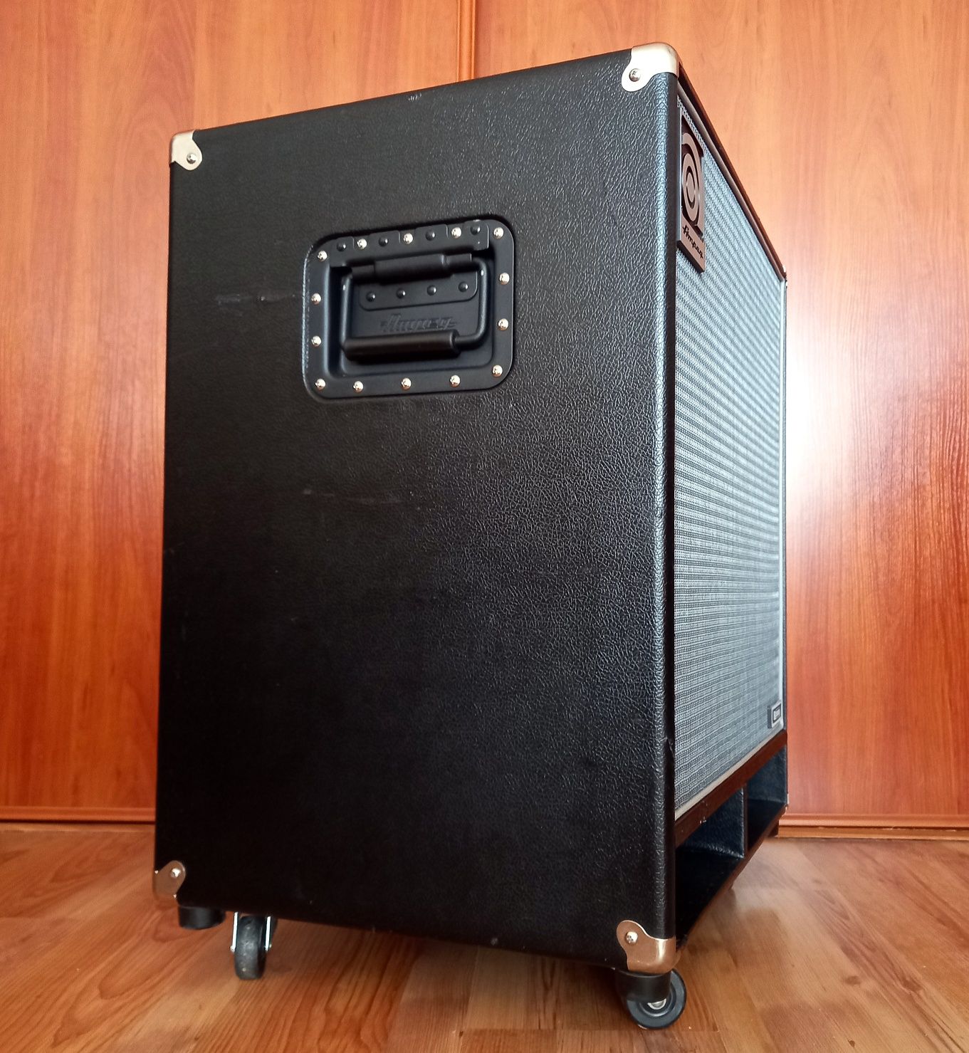 Ampeg B410HLF Kolumna Basowa 400W