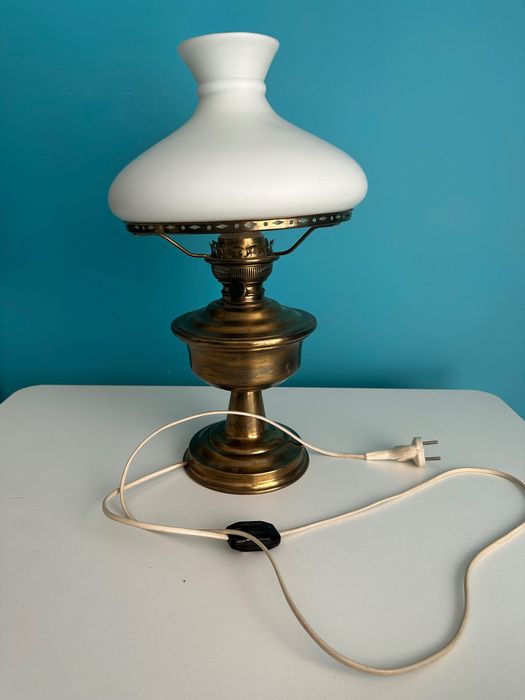 Lampa (elektryczna) wygląda jak naftowa