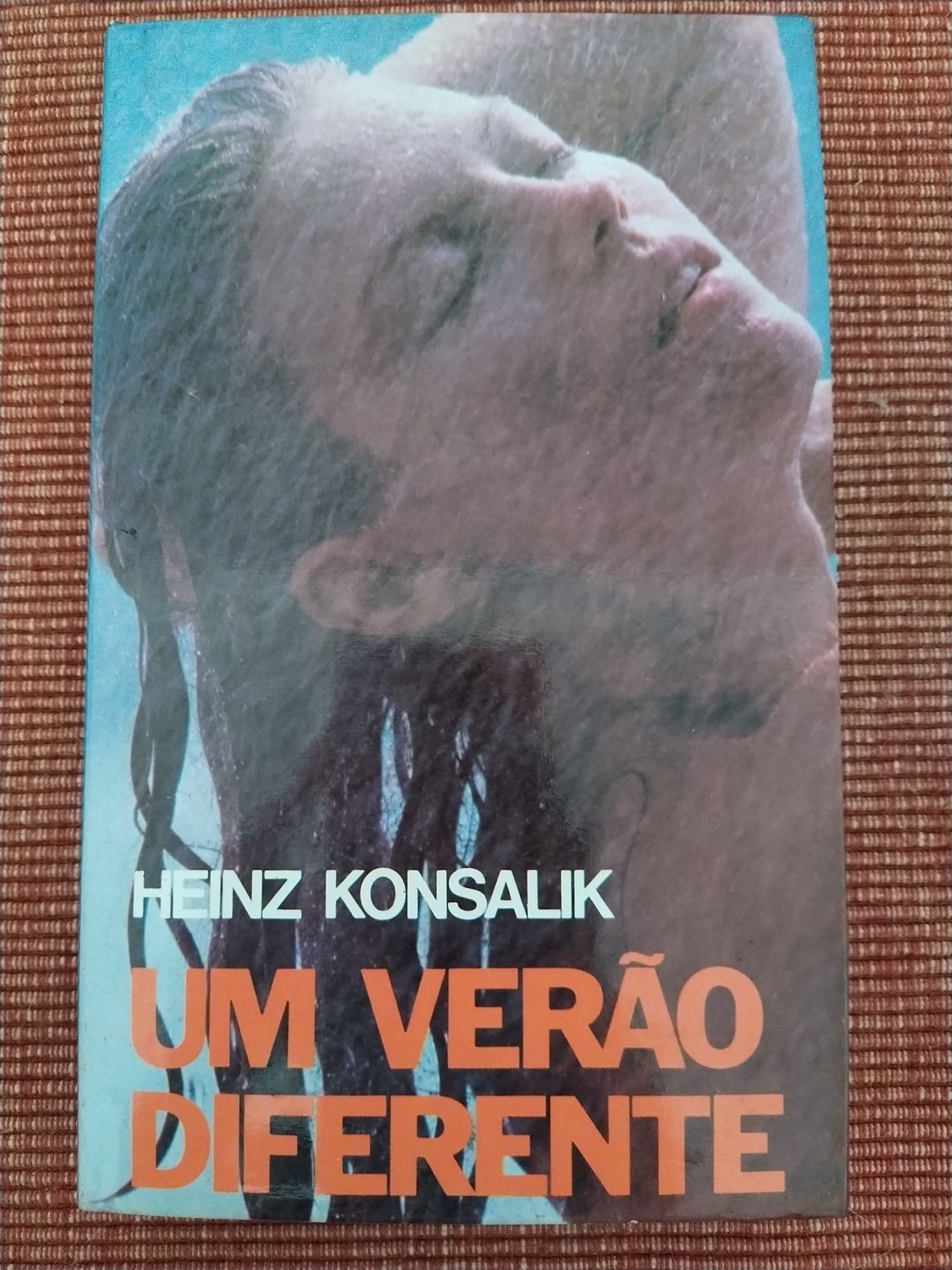 Livro "Um Verão Diferente" - Heinz Konsalik