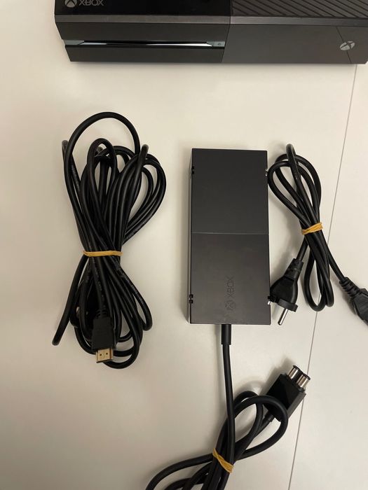 Konsola Xbox One, z grą Minecraft, dwa pady