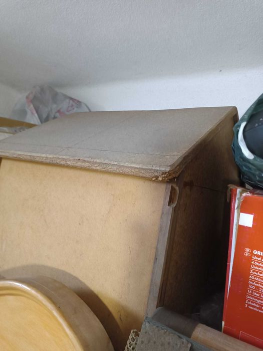 Casota de cão pequeno de madeira e cortiça