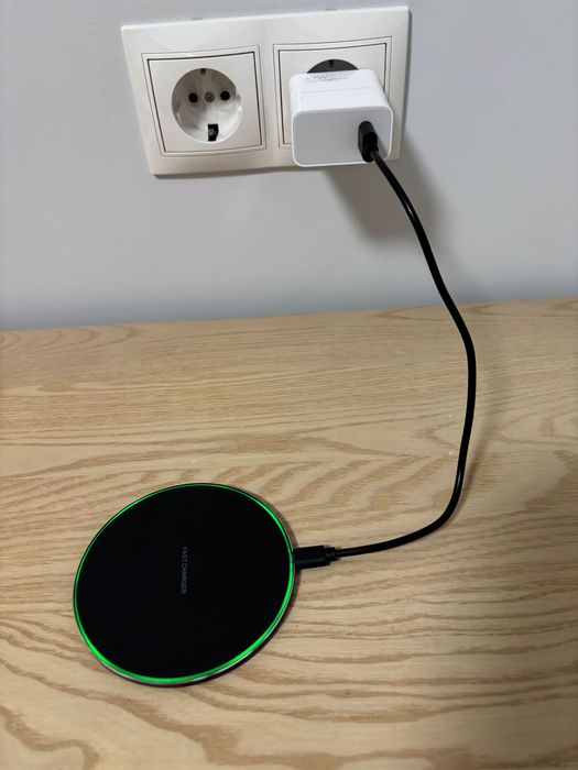 Бездротовий зарядний пристрій QI Fast Charge.