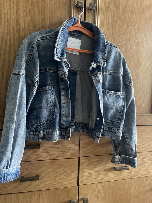 Куртка джинсова жіноча. Підходить на розмір м. Коротка