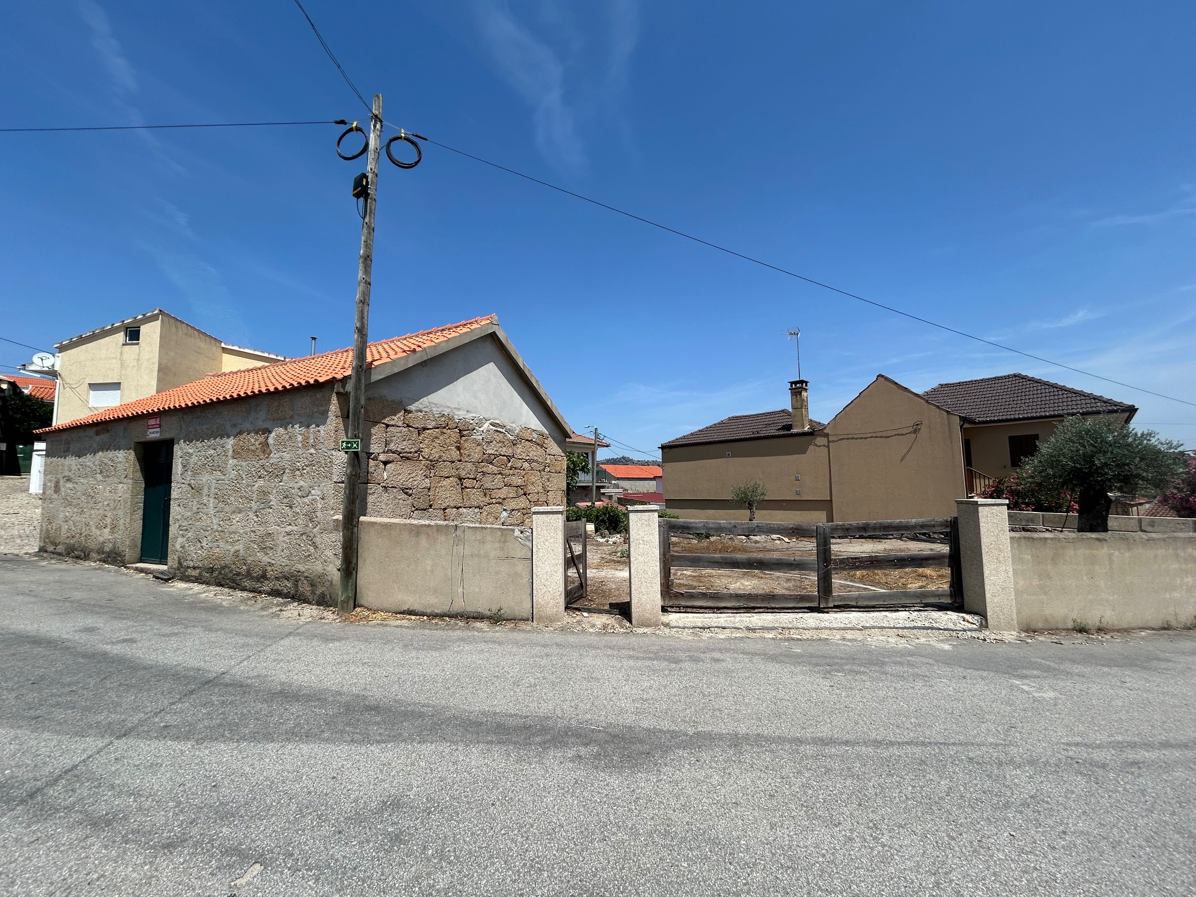 Casa com terreno na aldeia de Campelos, Carrazeda de Ansiaes