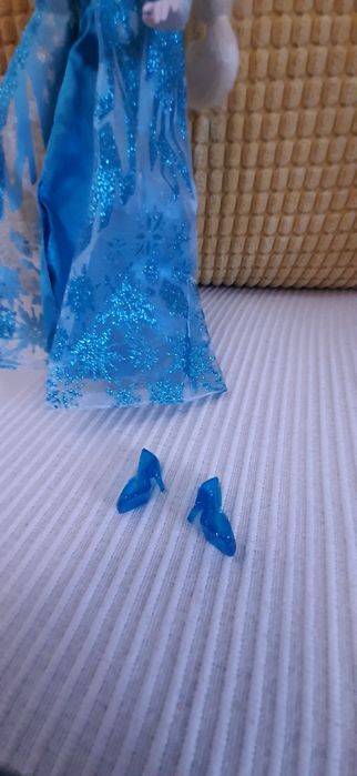2 bonecas Elsa, uma delas canta