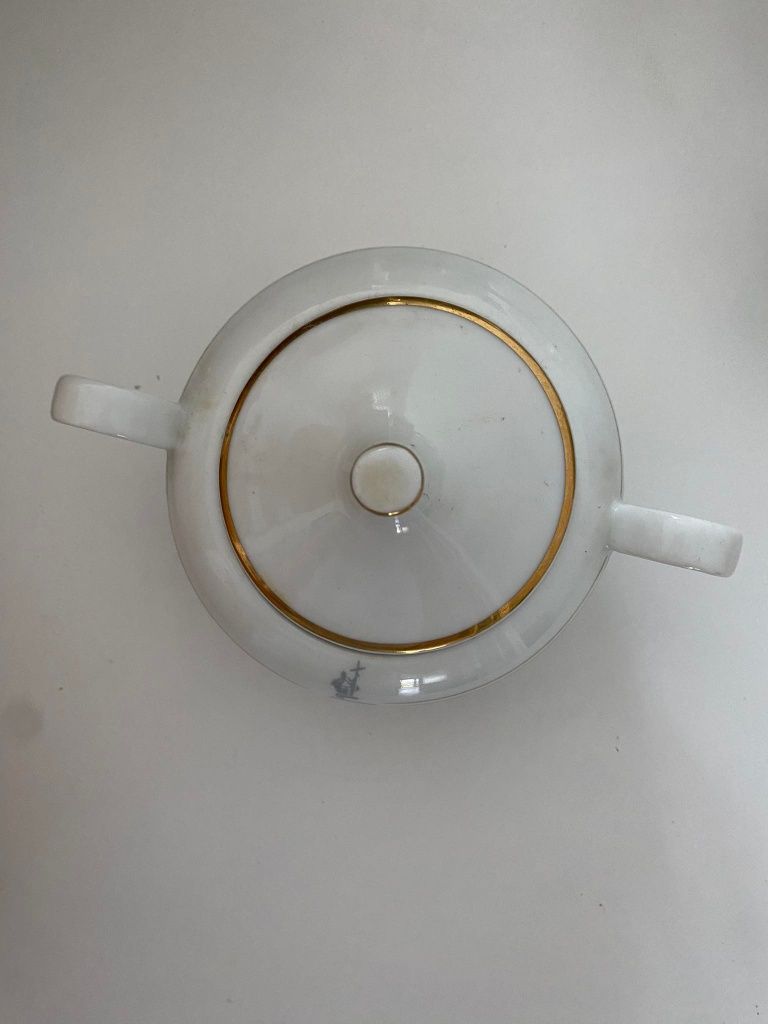 Zastawa czajnik z filiżankami i podstawki z logo  Zygmunta 3 Wazy