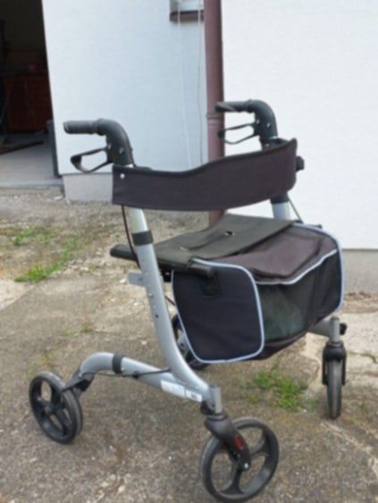 Chodzik z siedziskiem dla osoby starszej lub z niepełnosprawnością