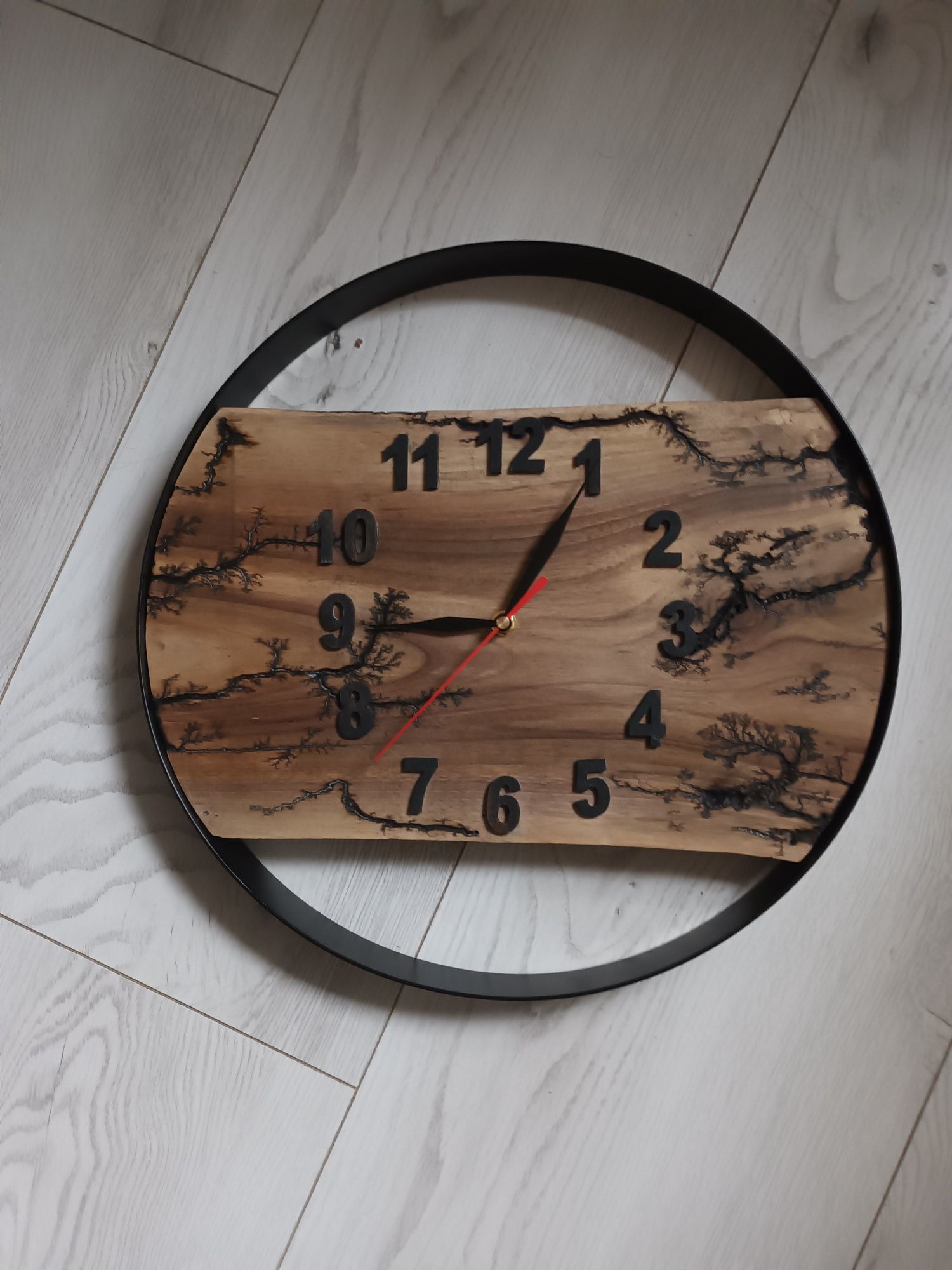 Zegar z drewna orzecha włoskiego.