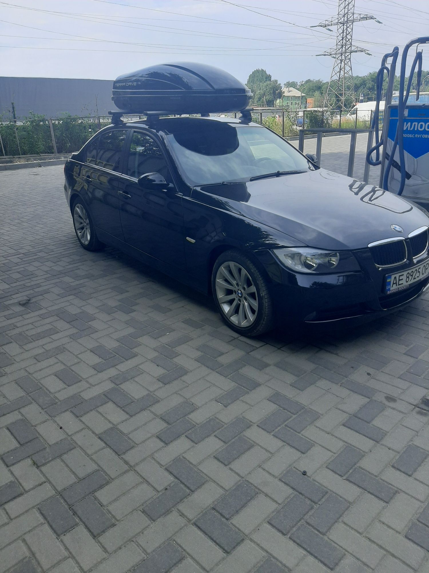 Продаю машину бмв 320д