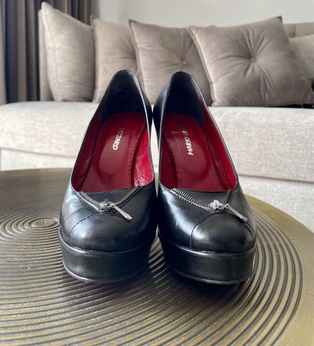 Szpilki skórzane z czerwoną podeszwą