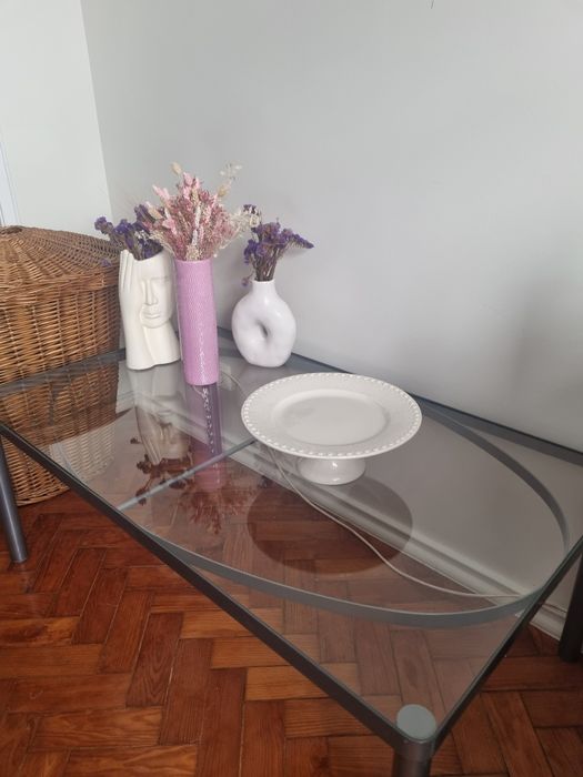 Mesa de café em vidro com estrutura