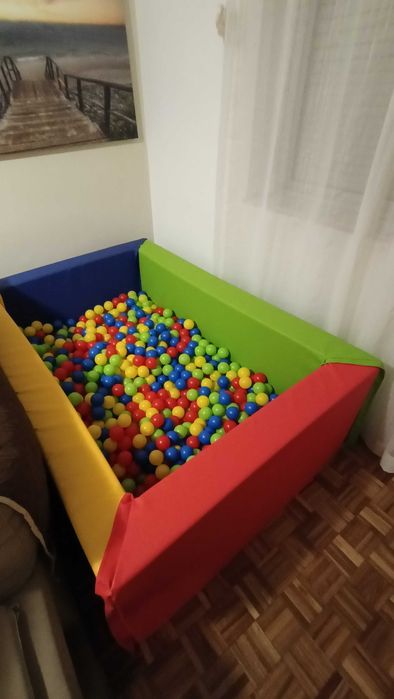 Piscina de bolas impecável