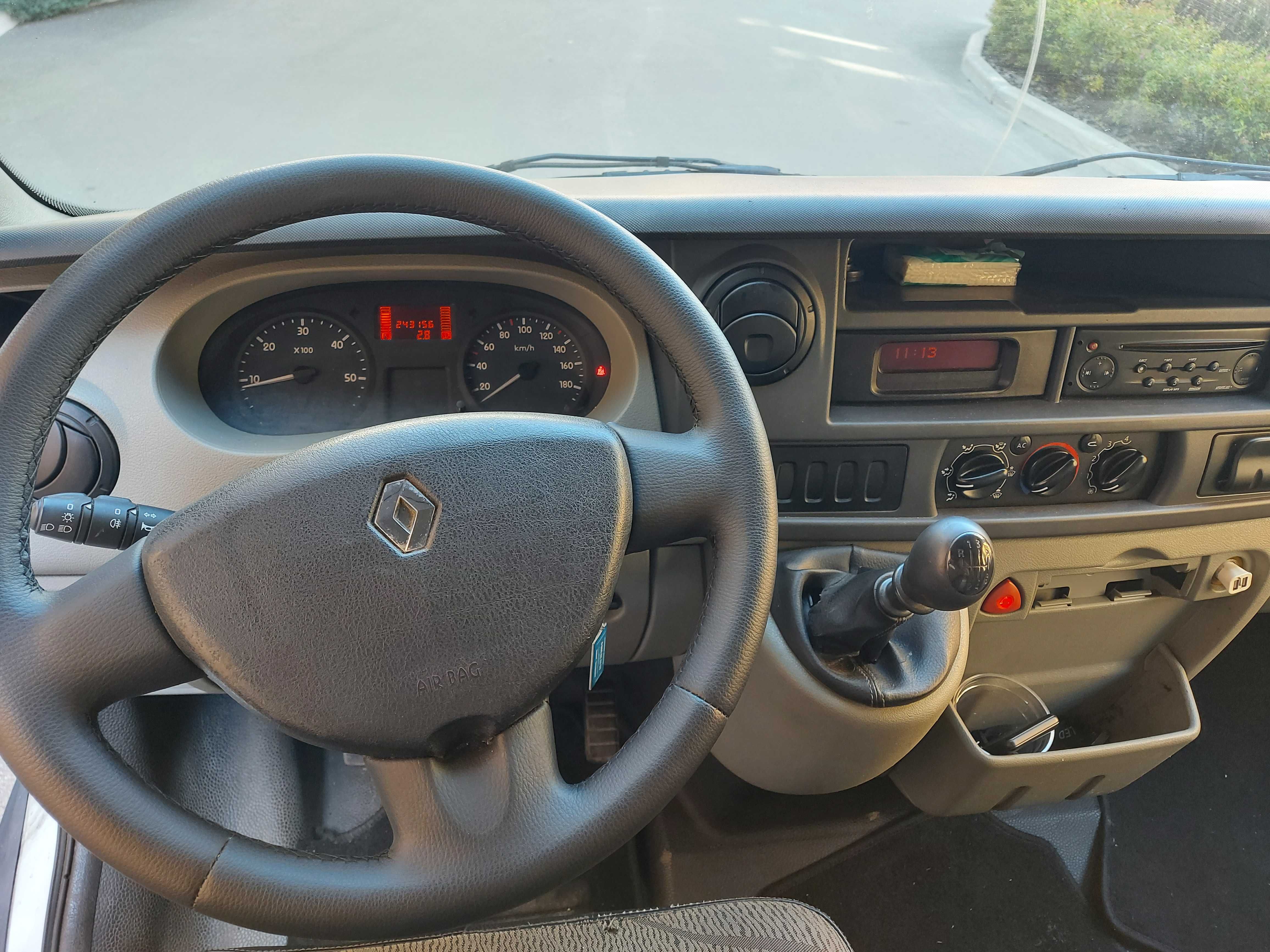 Оренда вантажного буса Renault Master