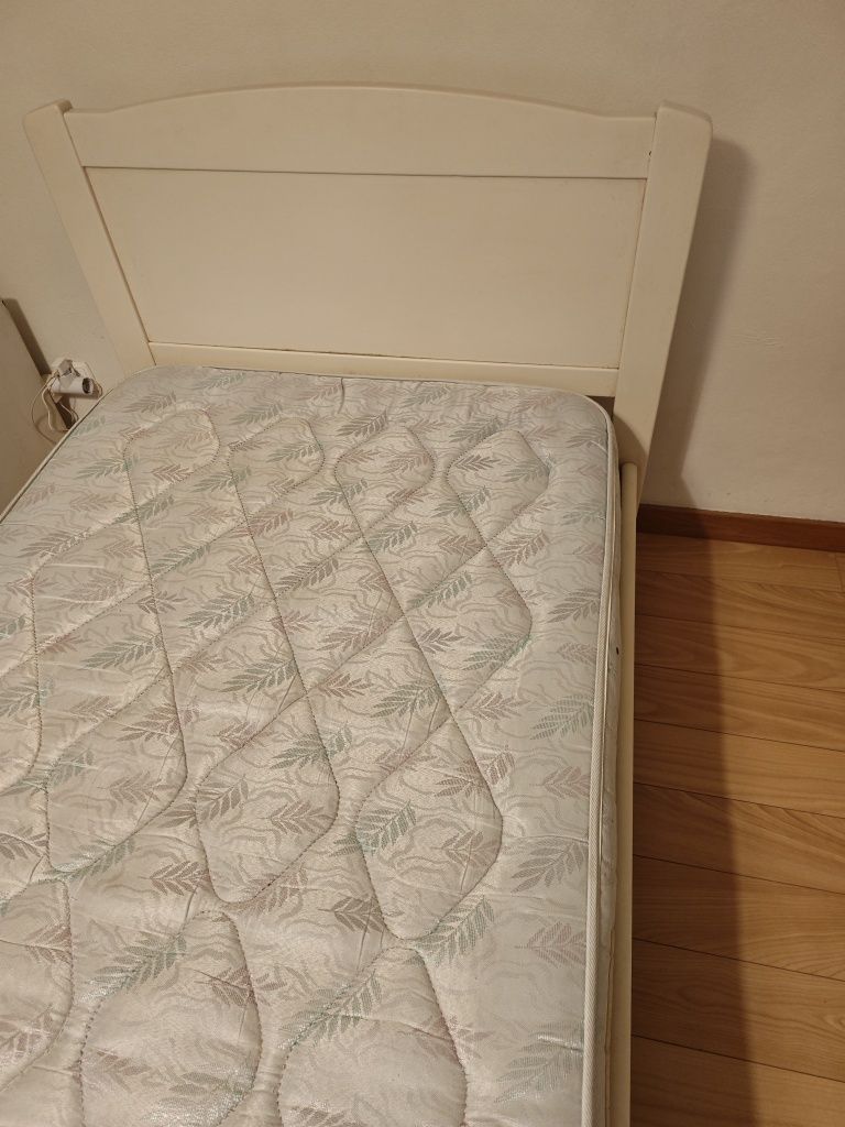 Cama e colchão branco