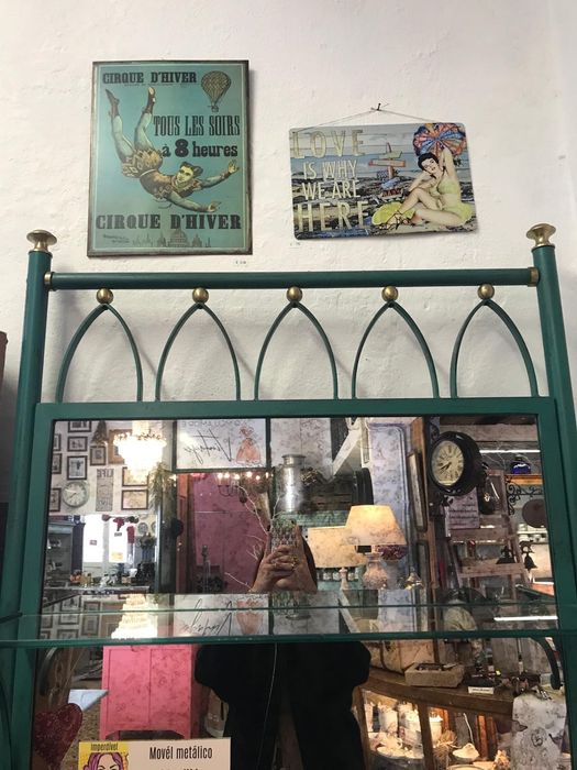 Móvel metálico, tampo de mármore