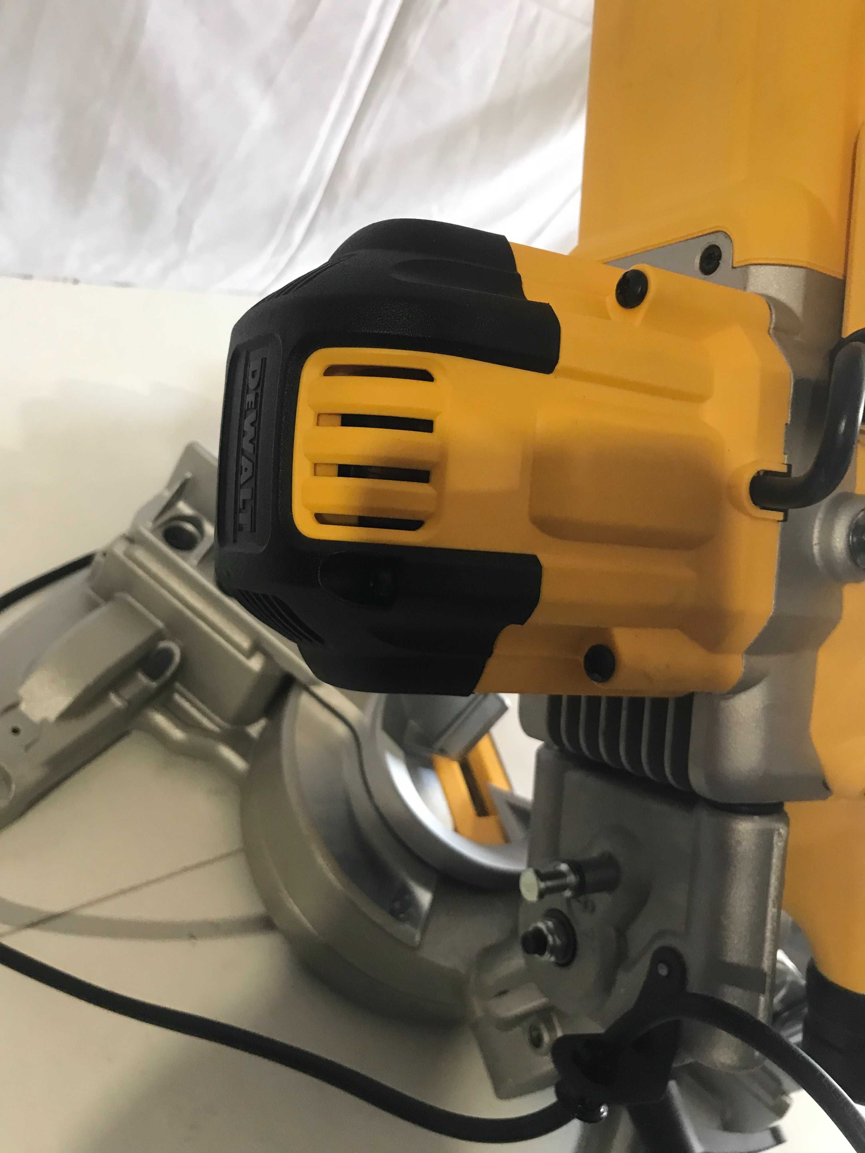 Пила торцювальна DeWalt DWS773 з Англії