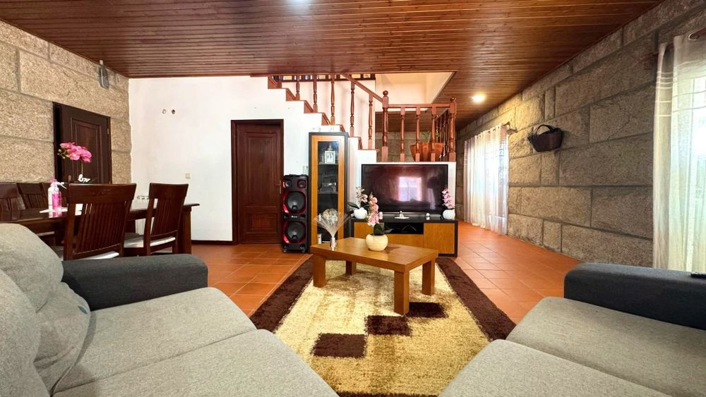 Vendo t4 com 5 casas de banho