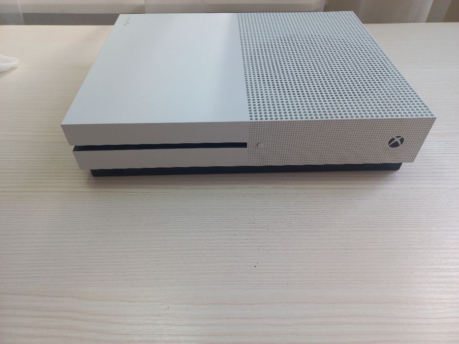 Xbox one S 1tb, 1 геймпад +гра в подарунок