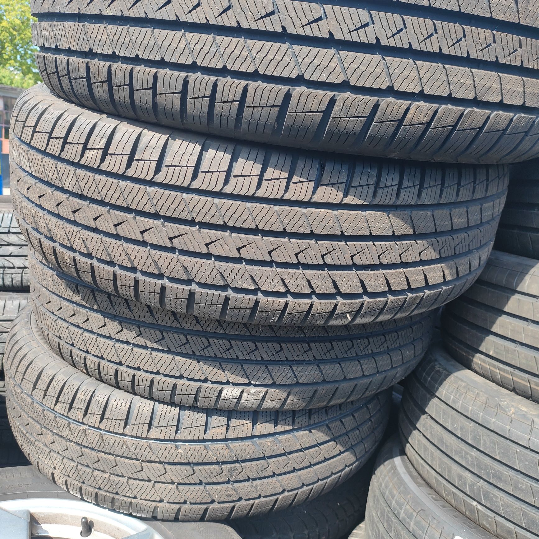 235/65R18 wielosezonowe 4 szt nowe demo vredestein z 2020