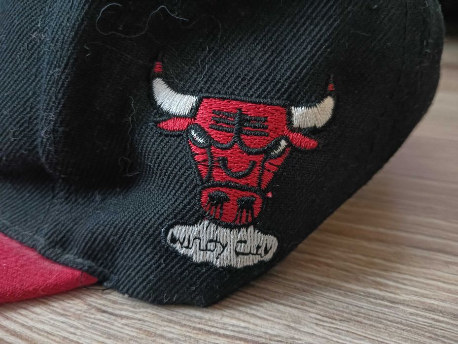 Czapka Mitchell & Ness Chicago Bulls NBA – czarna z czerwonym daszkiem