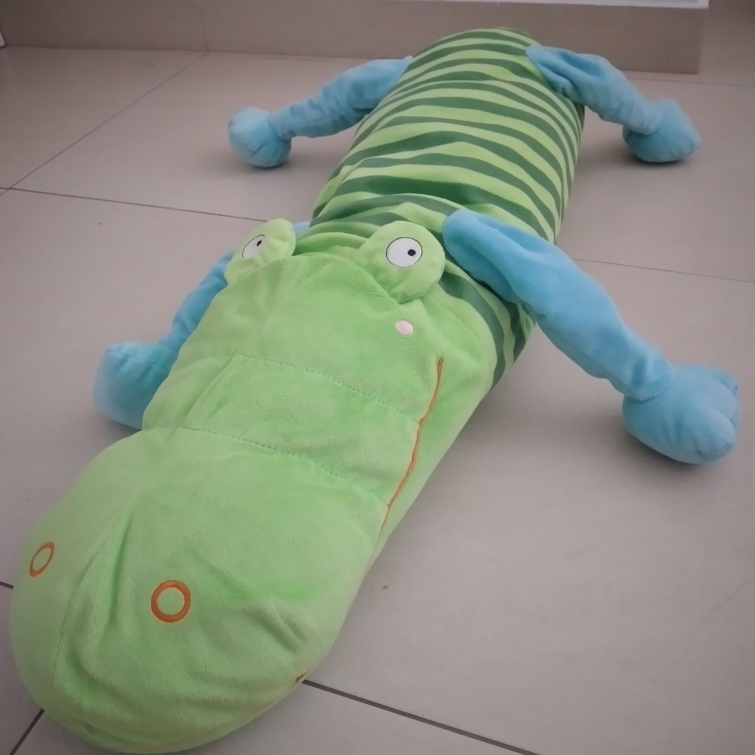 Peluche crocodilo do ikea