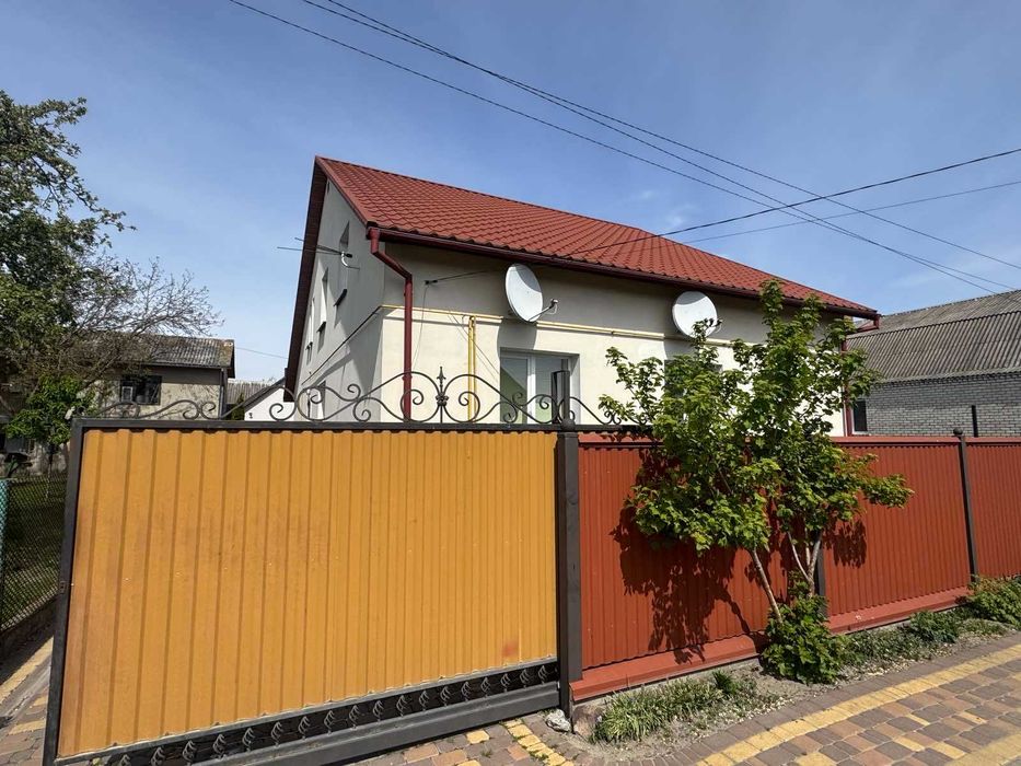 Будинок з гаражем